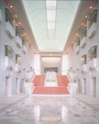 グランドロビー（正面玄関より）